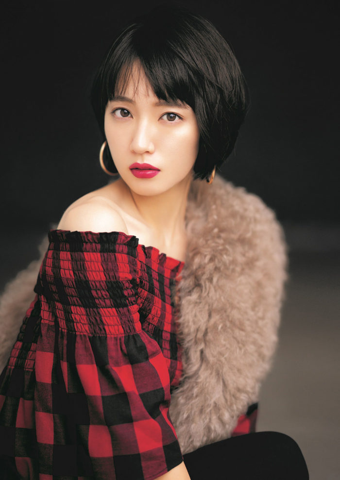 吉岡里帆 オフショルでヘルシー肌見せ Coco Deal で落ち着きのある女性に モデルプレス