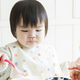 離乳食用エプロンの種類と使い方｜時期別おすすめ商品もご紹介