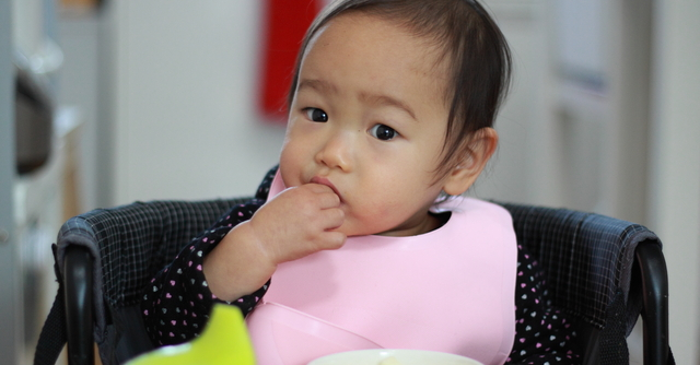 後片付けラク 赤ちゃんのお食事エプロンおすすめ3選 Cozre コズレ 子育てマガジン