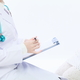 【医師監修】妊娠後期の腹痛｜原因と症状別対処法・自宅安静？病院で受診？