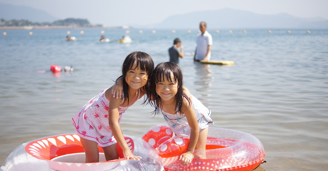 子連れに評判の静波海水浴場 海の家あり 遠浅で水質良し 静岡県 Cozre コズレ 子育てマガジン