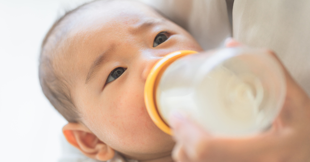 新生児に必要なミルクの量の目安は 足りない 飲みすぎのサインは Cozre コズレ 子育てマガジン