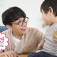 平日はパパの帰りが遅い…育児にどう関わってもらえばいい？【お悩み相談】