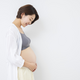 妊娠線対策は早めに！妊娠線ができる理由やケア方法を解説｜先輩ママのアドバイスも