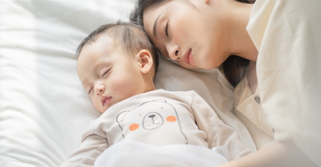 ベビーベッドは買うべき？添い寝はできる？理想の眠りの環境を東大の  