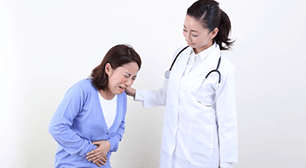 女性を介抱する医師,妊娠,腹痛,生理痛