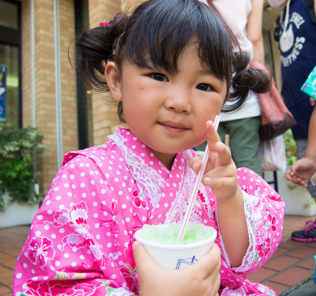 かき氷を食べる女の子,子ども,青森,ねぶた