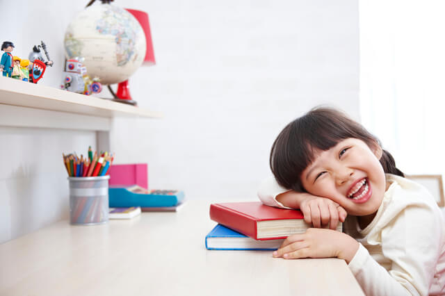 勉強する女の子,子ども,バイリンガル,英語