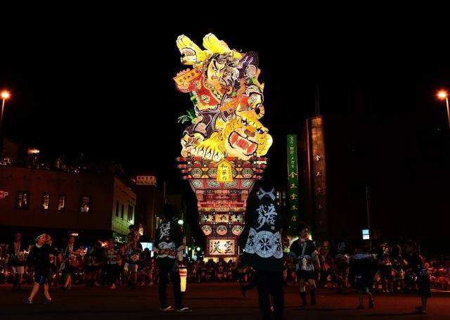巨大な山車,青森,ねぶた,祭り