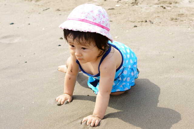 砂浜で遊ぶ女の子,女の子,子供水着,