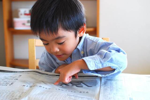 新聞を読む子ども,朝日新聞,見学,