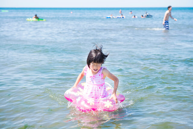 海水浴で遊ぶ子ども,静波,海水浴場,