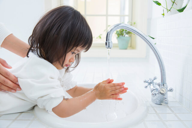 手を洗う女の子,プール熱,症状,
