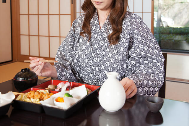 旅館で食事をする浴衣の女性,マタニティ,温泉,