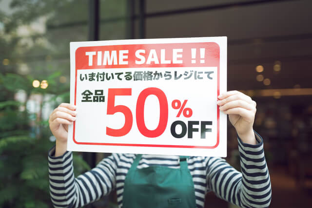 セールの看板を持つ女性,イワコー,工場見学,