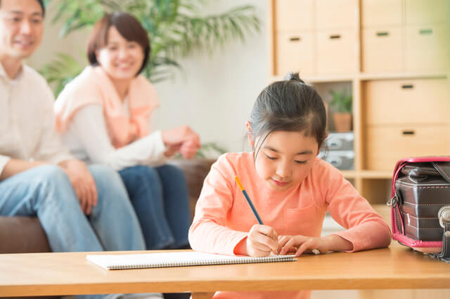 勉強中の子どもを見守る両親,自由研究,星座,