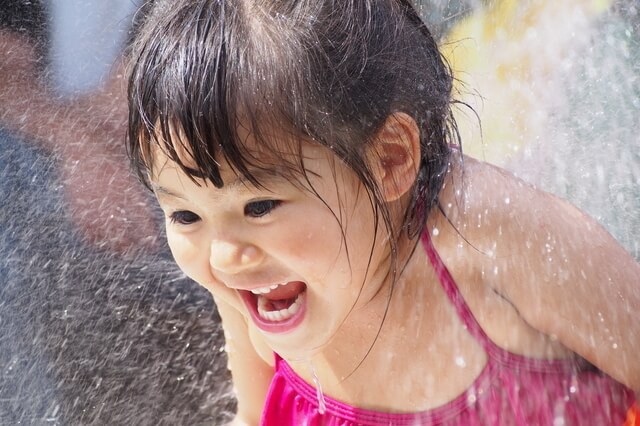 水遊びする女の子,