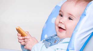 食べ物を持っている,子ども,食べ物,