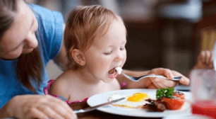 食事をする子ども,子ども,食事,