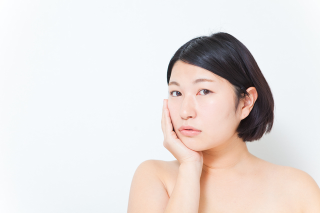 顔をさわる女性,妊娠初期,太る,