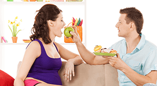 食事をする夫婦,後期,つわり,