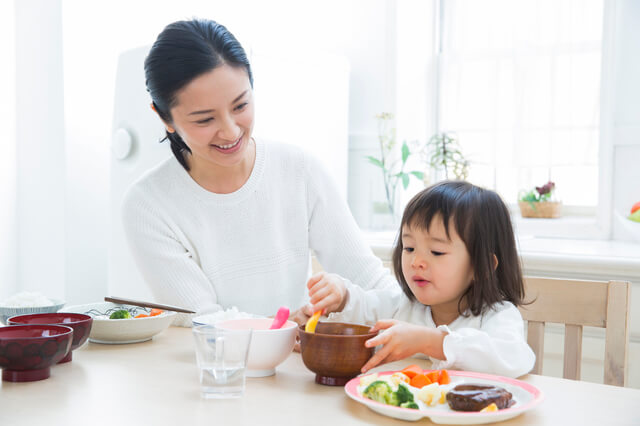 ご飯を食べる子ども,子ども,睡眠時間,