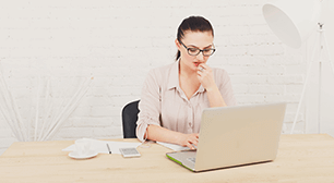 オフィスワーク中の女性,生理,股関節痛,