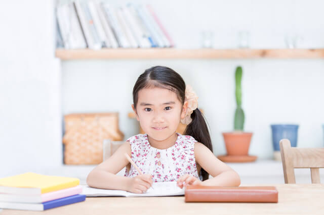 勉強をする女の子,自由研究,簡単,小学生
