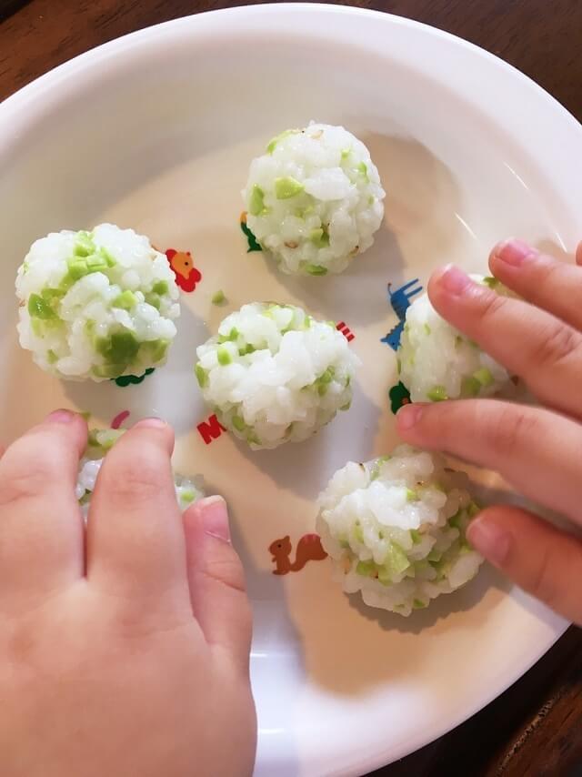 枝豆ごはんのおにぎり 離乳食 手づかみ,離乳食,枝豆,