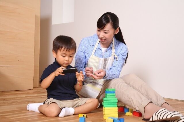 携帯電話をみる親子,携帯電話,おもちゃ,赤ちゃん