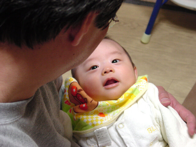 赤ちゃんに話しかけるパパ,パパ,育児,