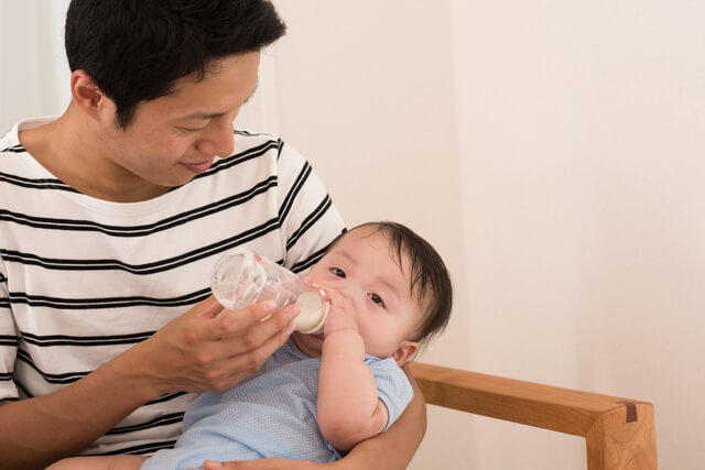 ミルクを赤ちゃんにあげるパパ,パパ,育児,
