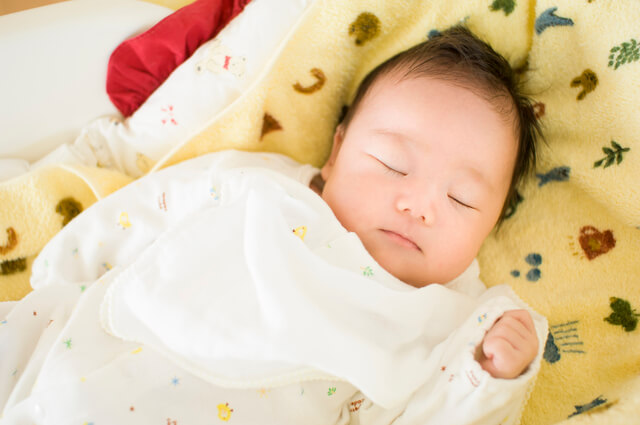 眠っている赤ちゃん,スリープシェル,コンビ,ネムリラ