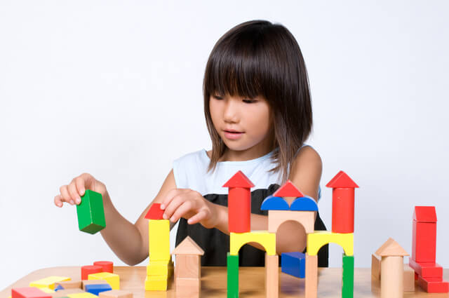 積み木で遊ぶ女の子,おもちゃ,男の子,5歳