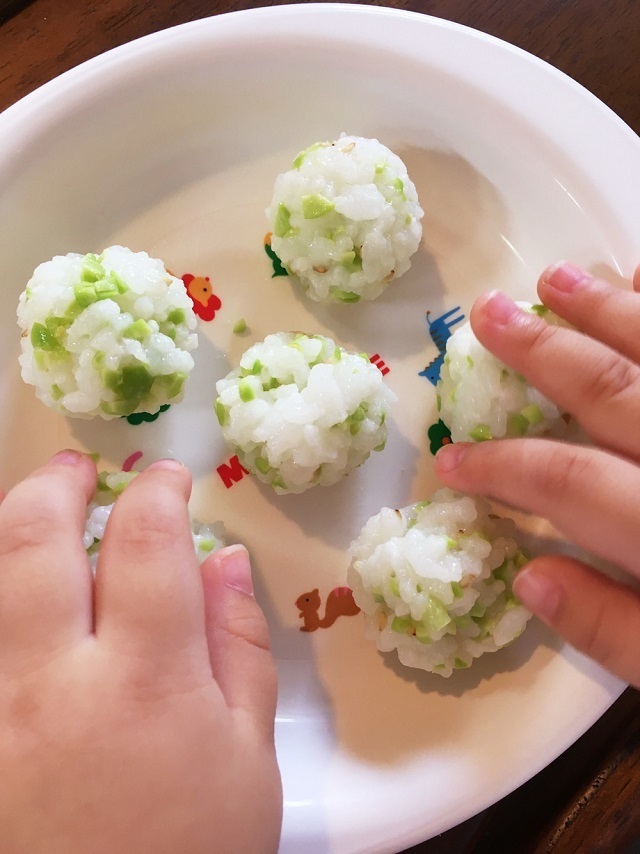 枝豆ごはんのおにぎり 離乳食 手づかみ,離乳食,枝豆,