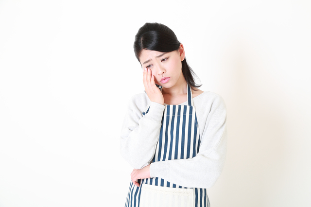 女性悩む,離乳食,椅子,