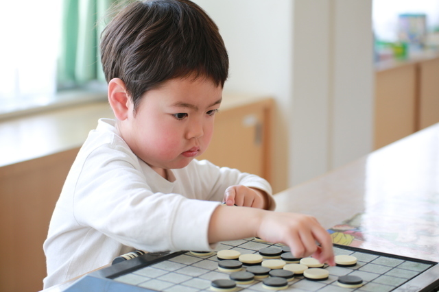 オセロで遊ぶ男の子,おもちゃ,男の子,5歳
