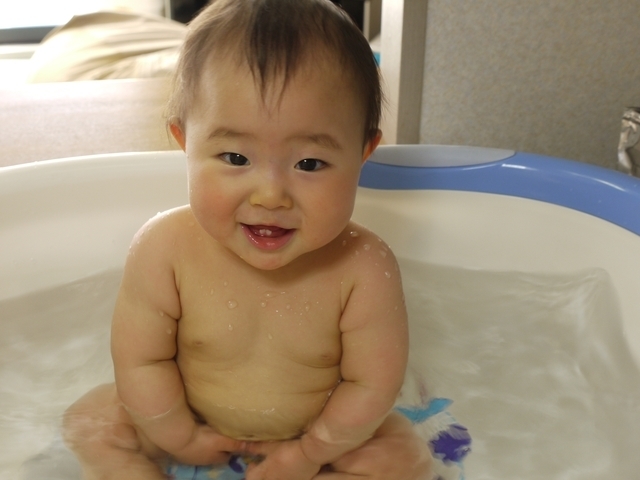 ベビーバスに入る赤ちゃん,沐浴材,おすすめ,選び方