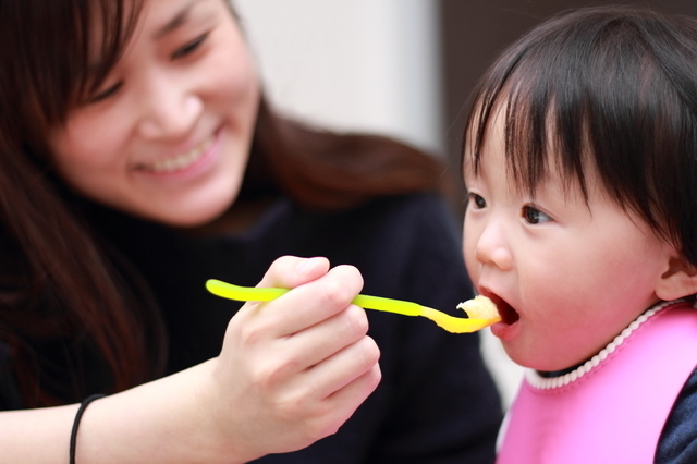 離乳食を食べている赤ちゃん,離乳食 ,ゼリー,