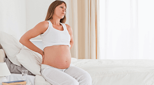タンクトップを着る妊婦,妊娠初期,腹痛,