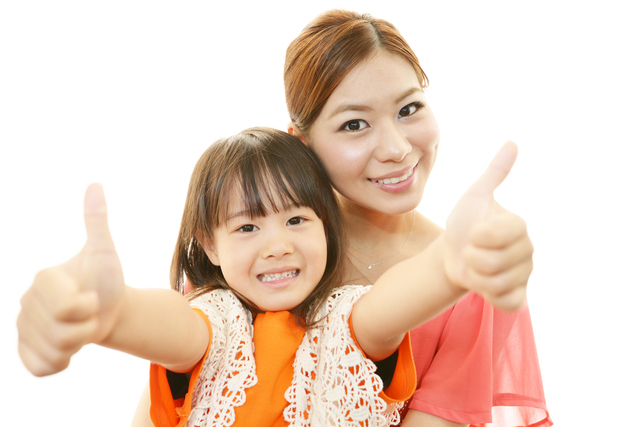 ポーズを決める女の子と母,漢字,ポスター,
