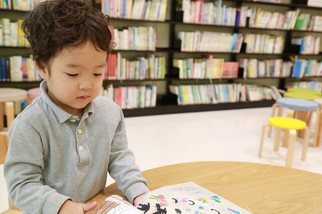 絵本を読む子ども,絵本,もうぬげない,