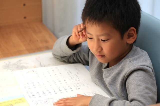問題を解く男の子,小学生,問題集,