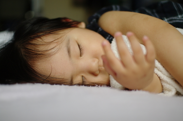 横向きに寝る子ども,熱性けいれん,子ども,症状