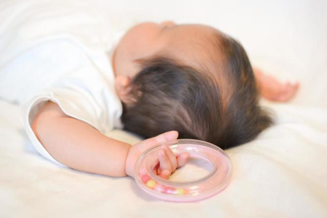 おもちゃを持つ新生児,アトピー,赤ちゃん,