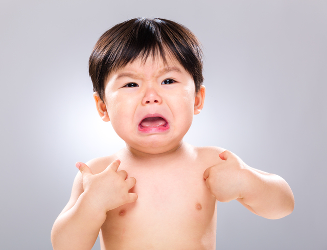 かゆがる男の子,子供,とびひ,