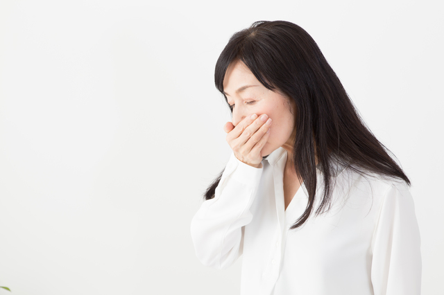 吐き気を感じる女性,PMS,妊娠,