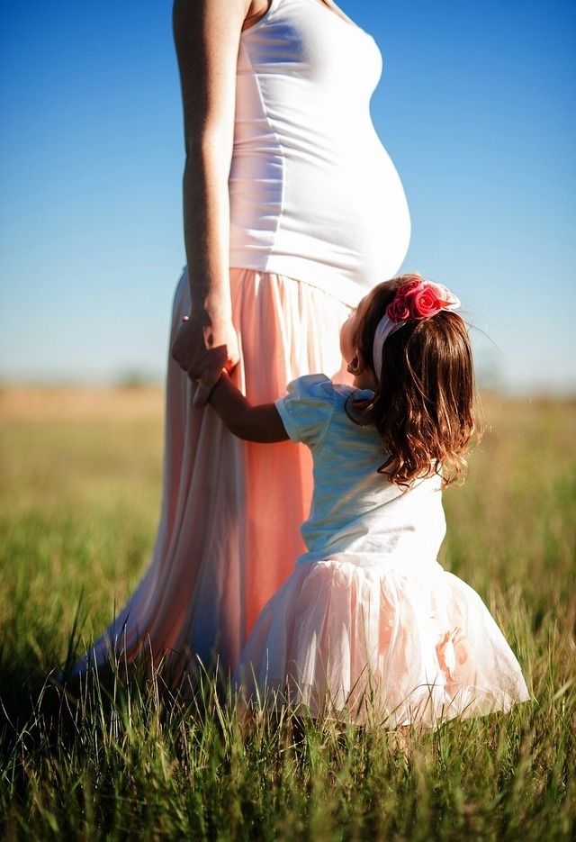 妊婦と少女,妊娠後期,腹痛,原因