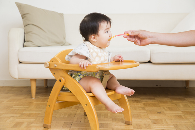 離乳食を食べる赤ちゃん,産後,6ヶ月,
