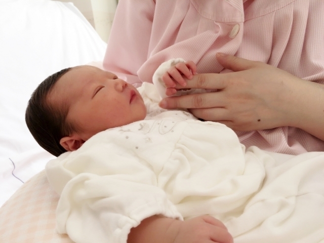 ママの指を握る新生児,帝王切開後,妊娠,